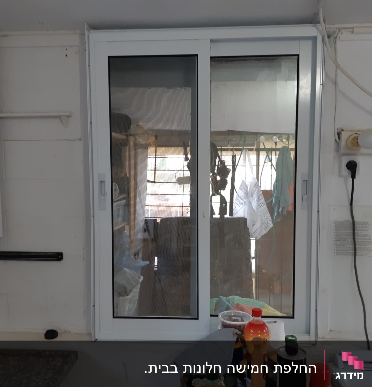 חלון אלומיניום עם מסגרת לבנה במטבח